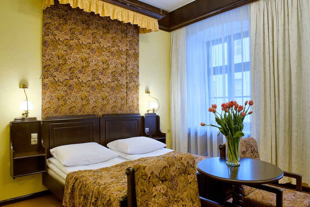 ROOM, DOUBLE OR TWIN BED