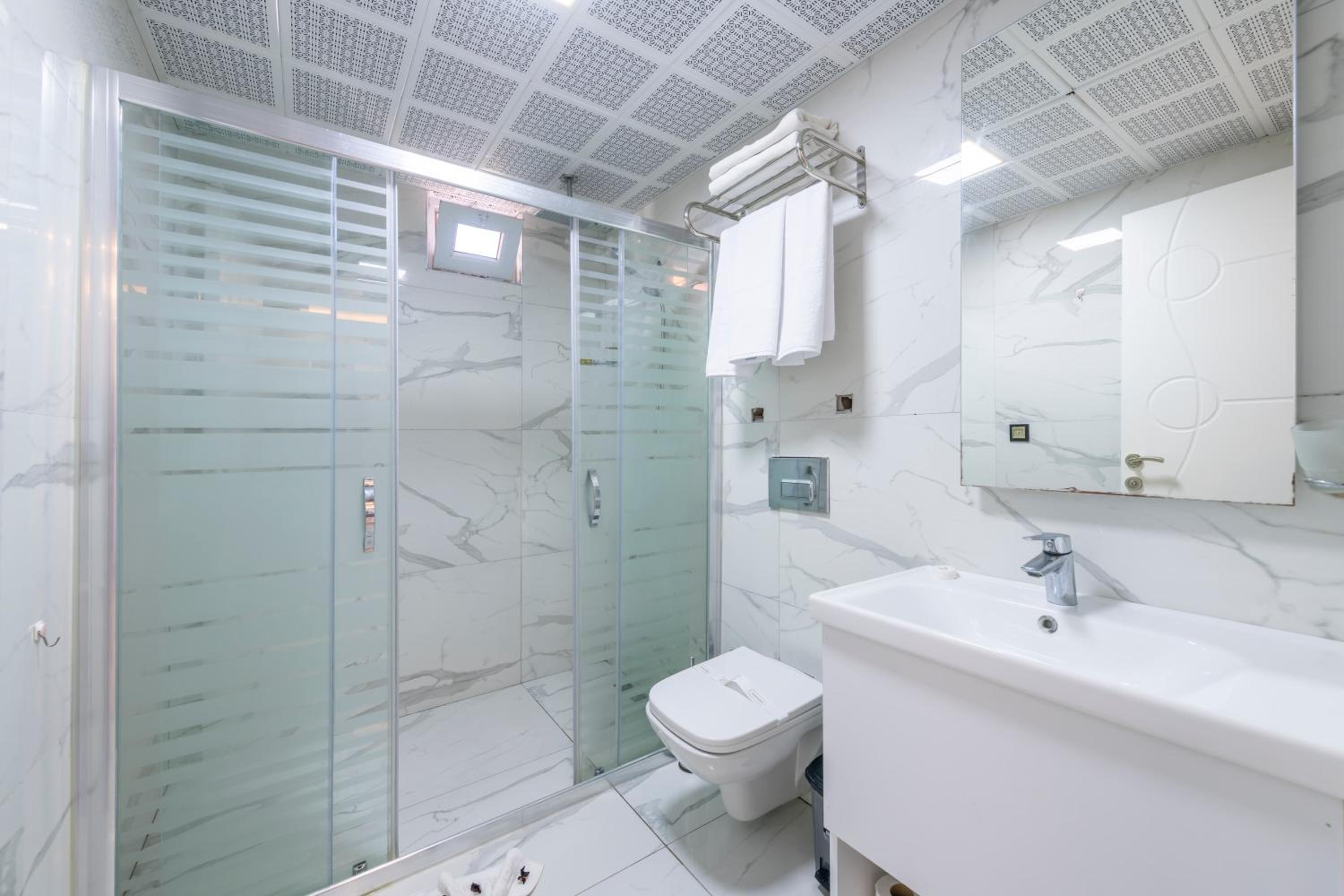 Theluna Suite Hotel 47/50