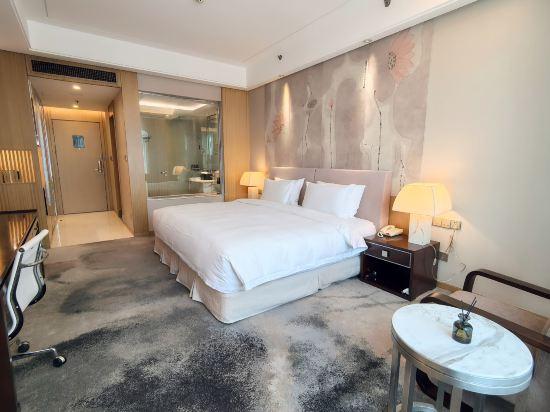 Guest Room, King Bed