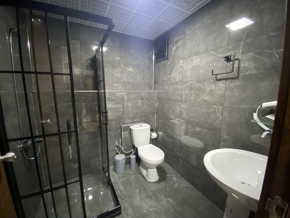 GRAND ORAL HOTEL 49/50