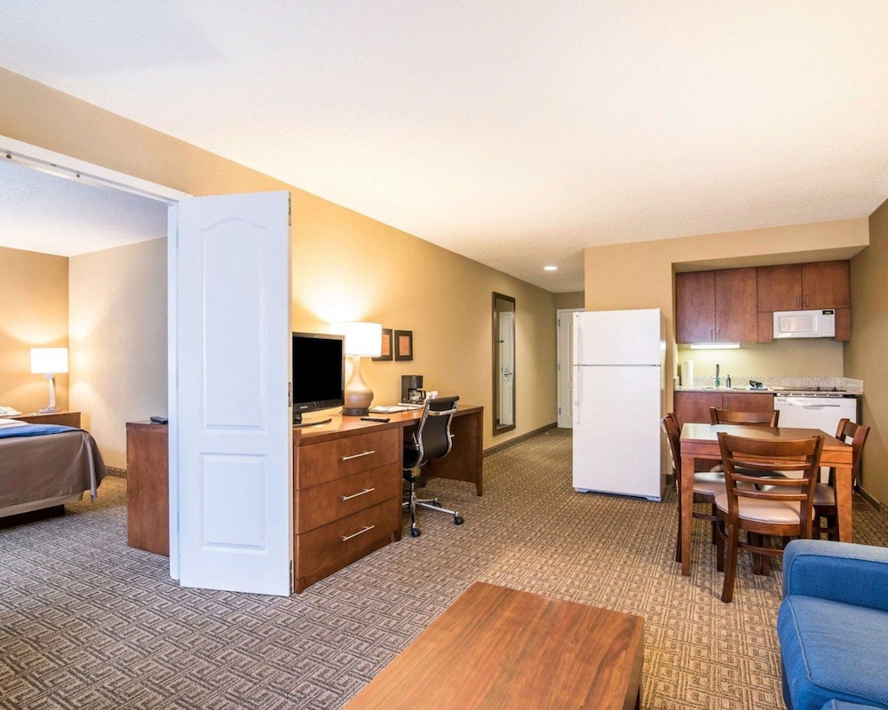 Comfort Inn and Suites Dover-Portsmouth 33/46