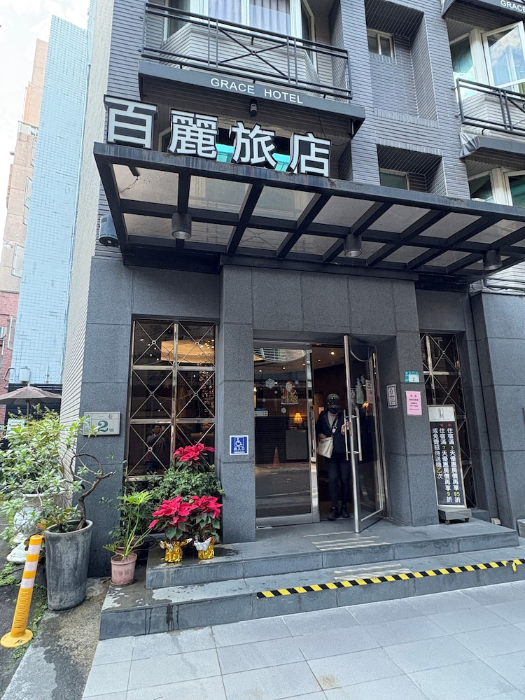 Grace Hotel 4/50