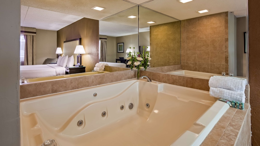 Best Western Detroit Livonia 6/42