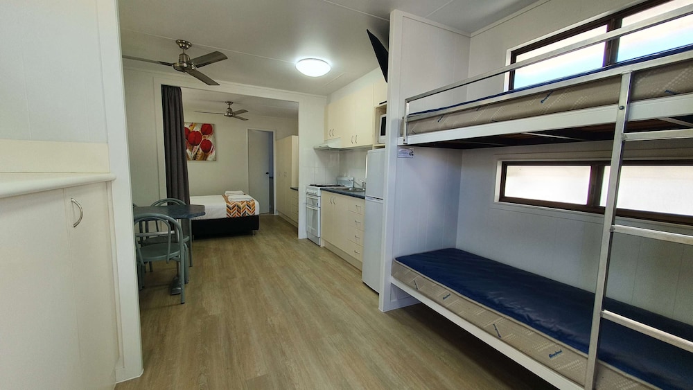 Alex Beach Cabins and Tourist Park 24/50