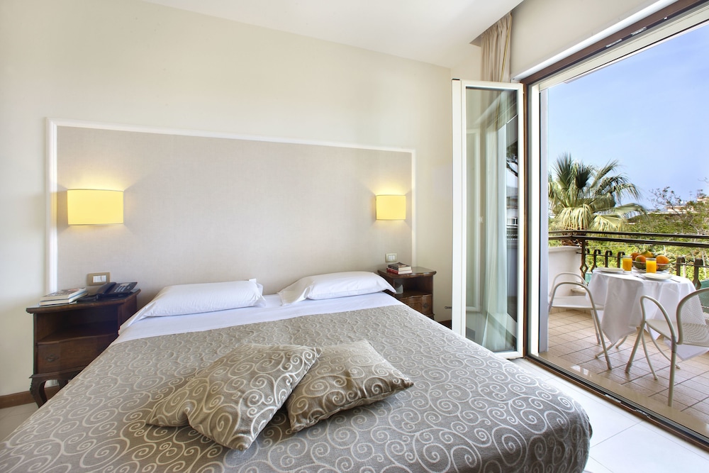 Hotel Alpha 27/72