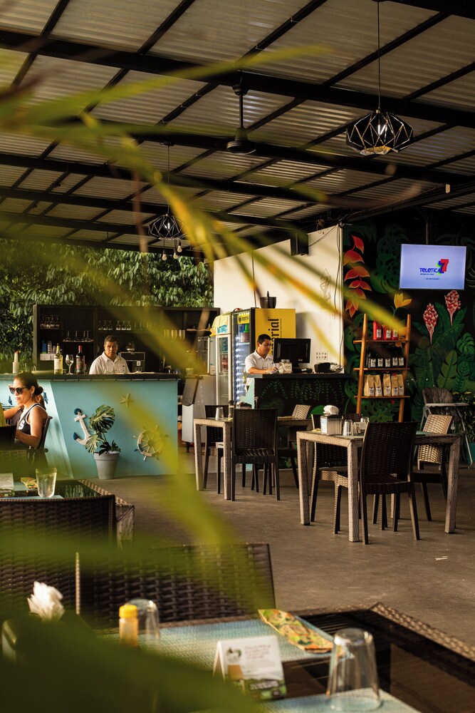 El Faro Beach Hotel 50/65