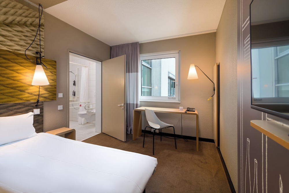 غرفة قياسية بسريرين منفصلين لذوي الإعاقة، IBIS HAMBURG ST PAULI MESSE 8/10