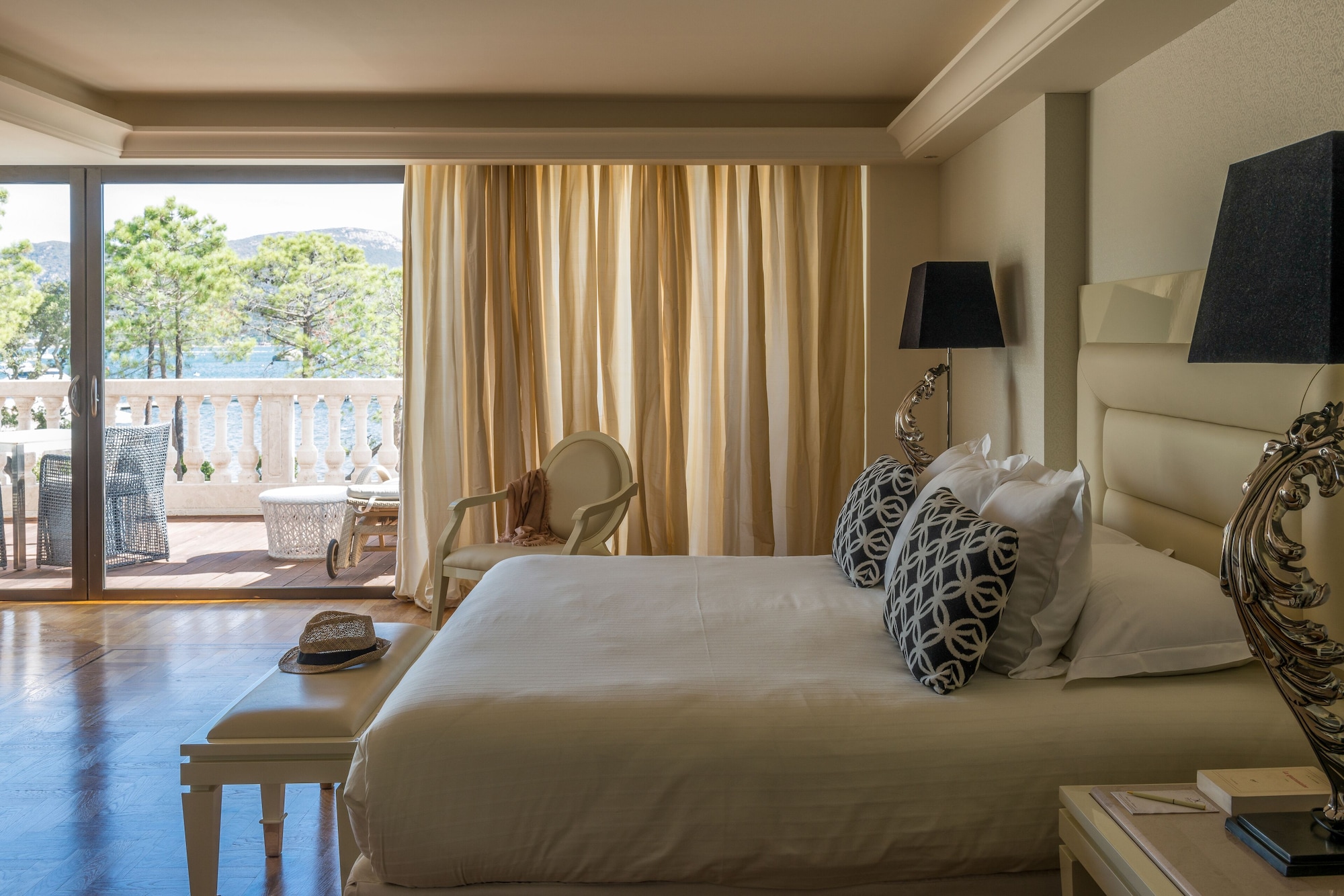 PRESIDENTIAL, SUITE