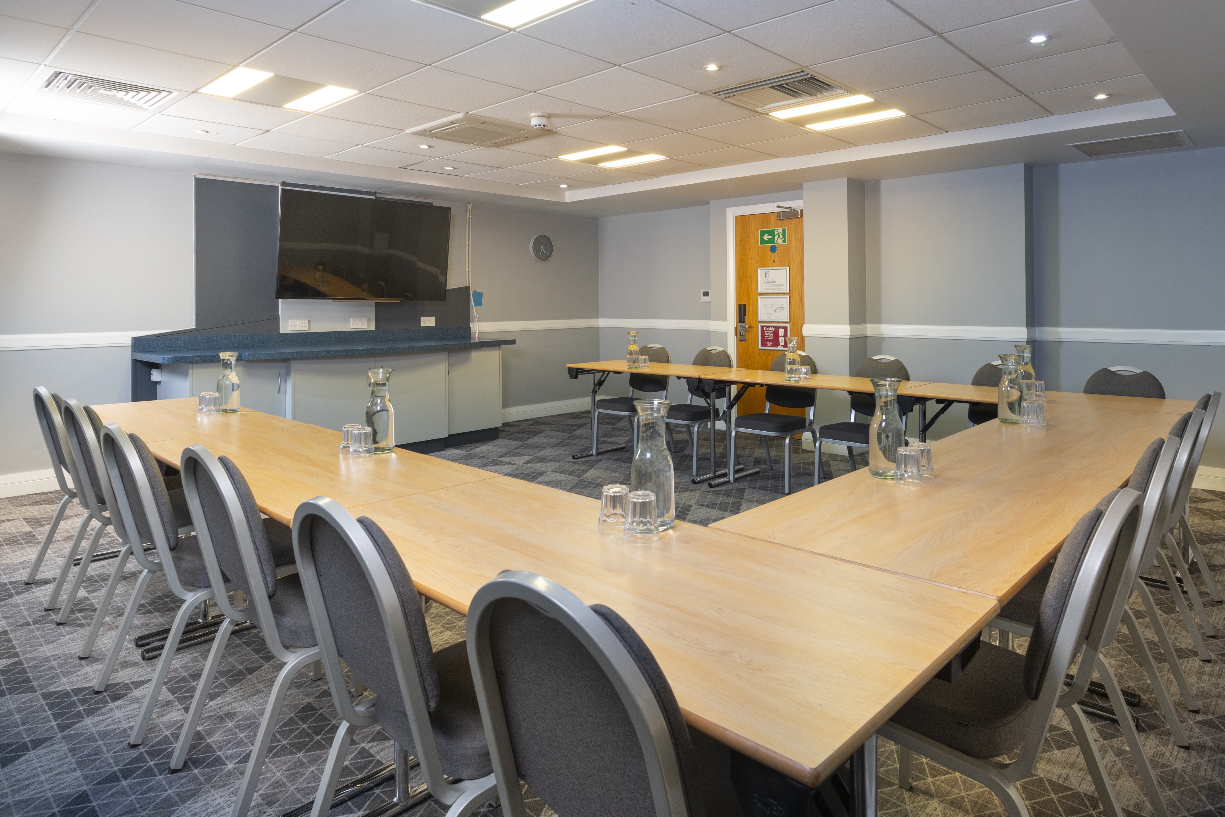 HOLIDAY INN EXPRESS BIRMINGHAM NEC 61/73