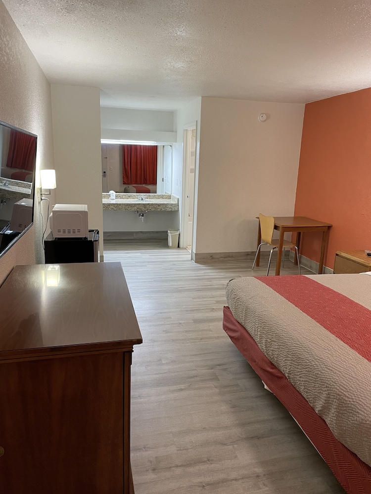 Motel6 Pooler, GA - Savannah Airport 12/50