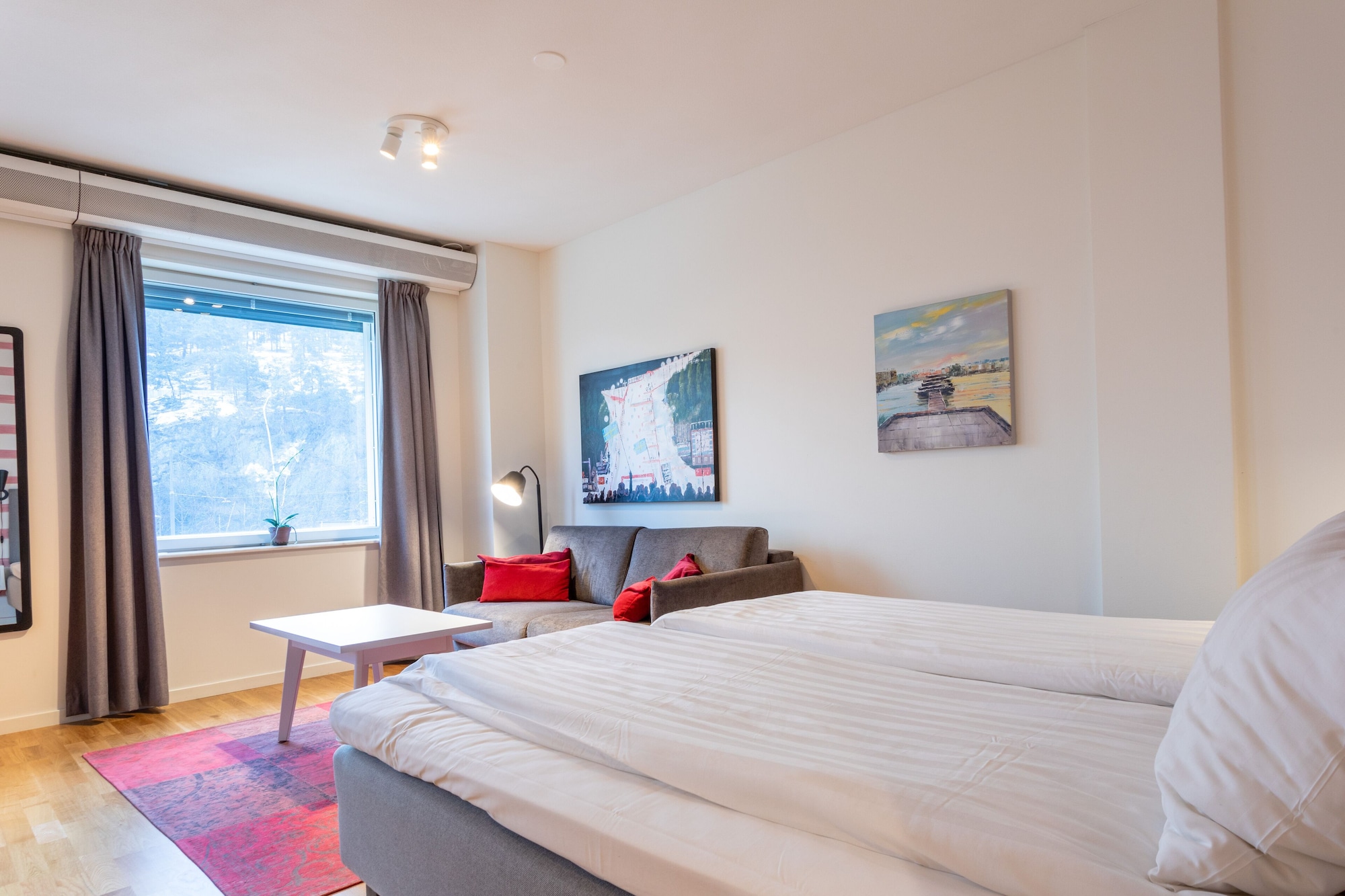 STUDIO, QUEEN BED, SOFA