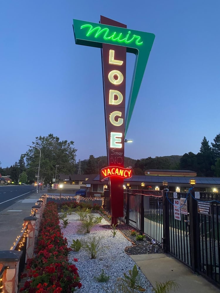 Muir Lodge Motel 4/46
