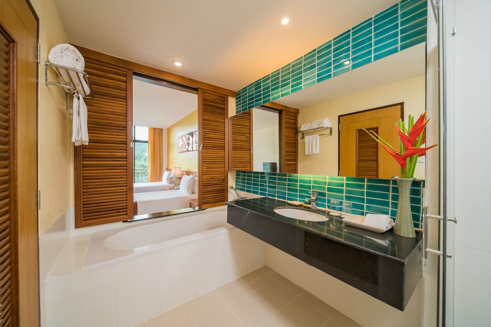 Naithonburi Beach Resort 42/43