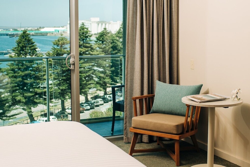 The Port Lincoln Hotel 35/50