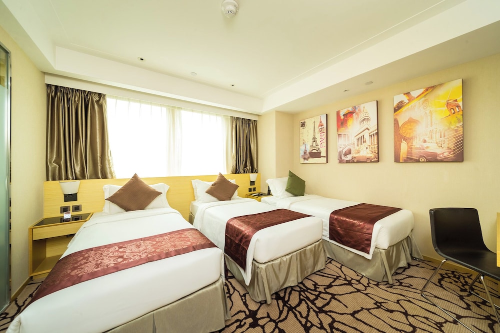 Deluxe, 3 Beds, with Extra Bed, City View, Eco Tree Hotel 5/9