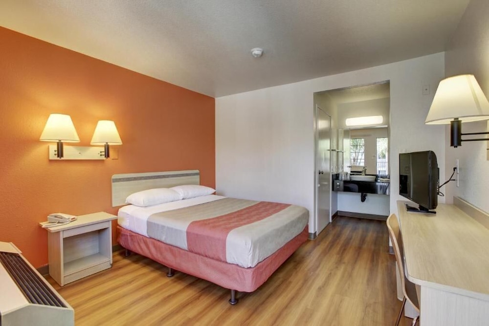 Motel6 Bellflower, CA - Los Angeles 38/65