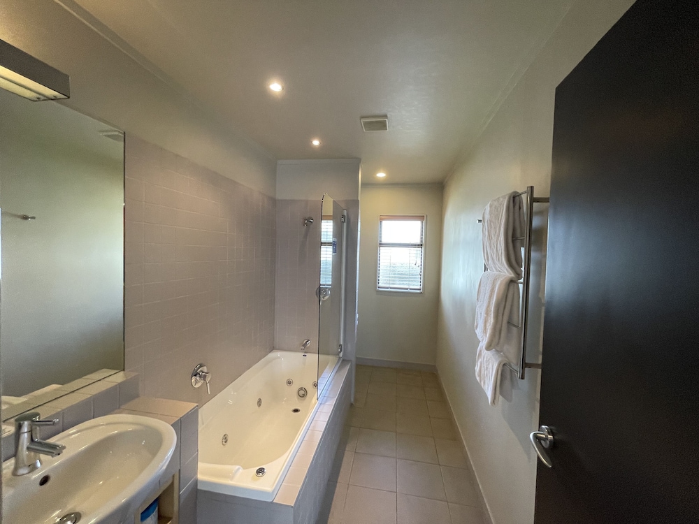 Bentleys Motor Inn 46/50