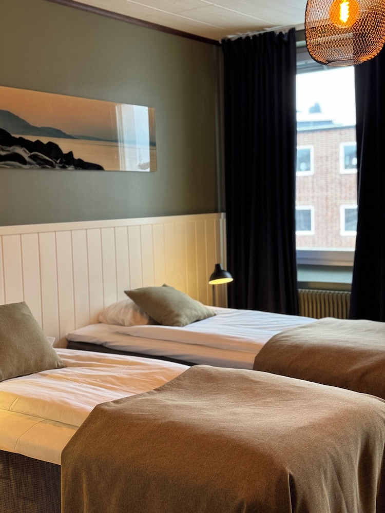 Family, 1 Double and 1 Single Bed, 2 Murphy Beds