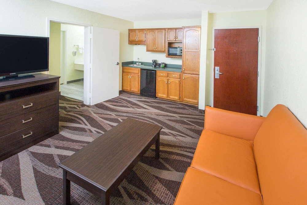 Super 8 by Wyndham Southaven 11/16