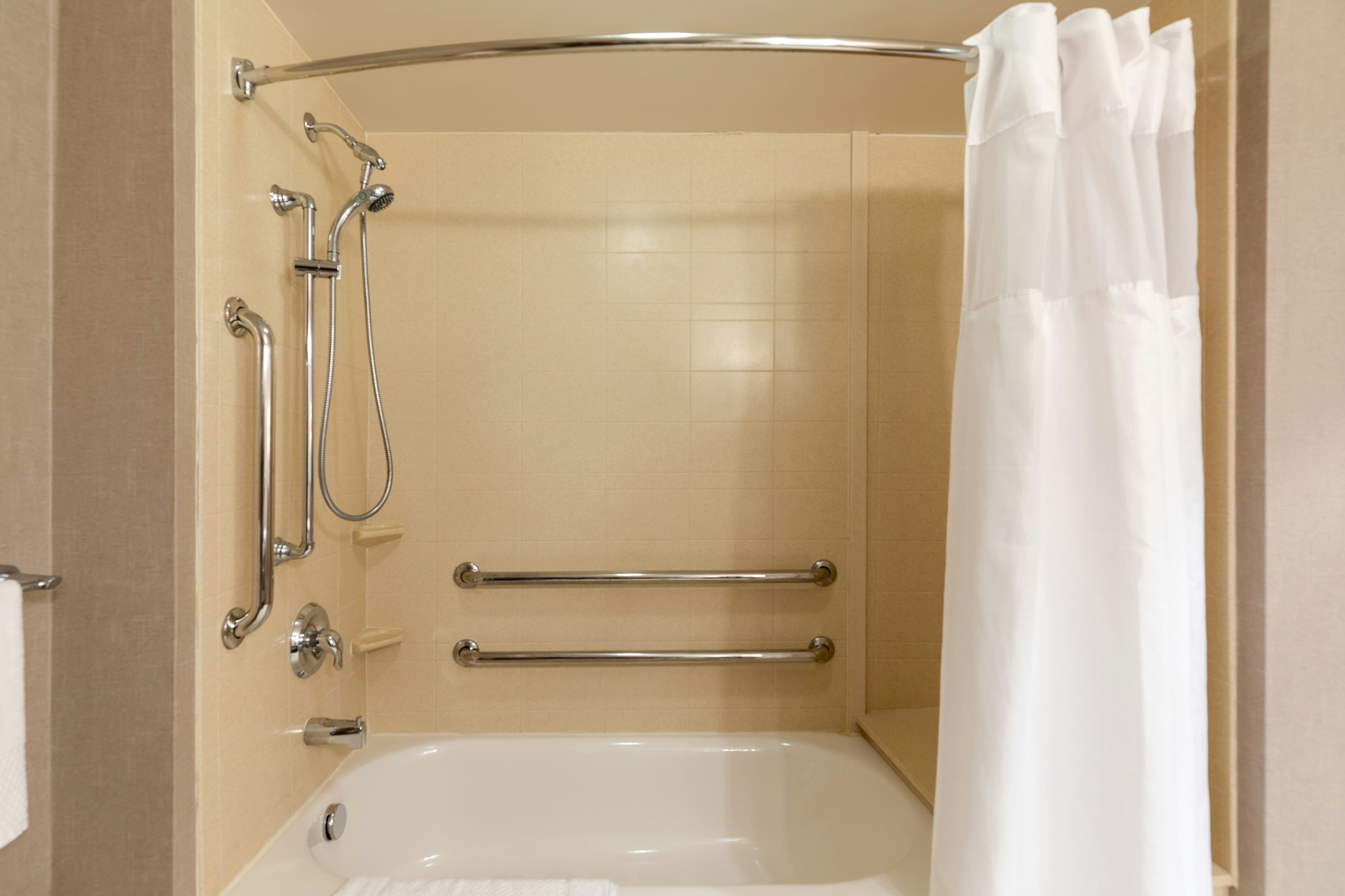 استوديو بسرير كينج لذوي الإعاقة، DoubleTree by Hilton Hotel Savannah Airport 7/10