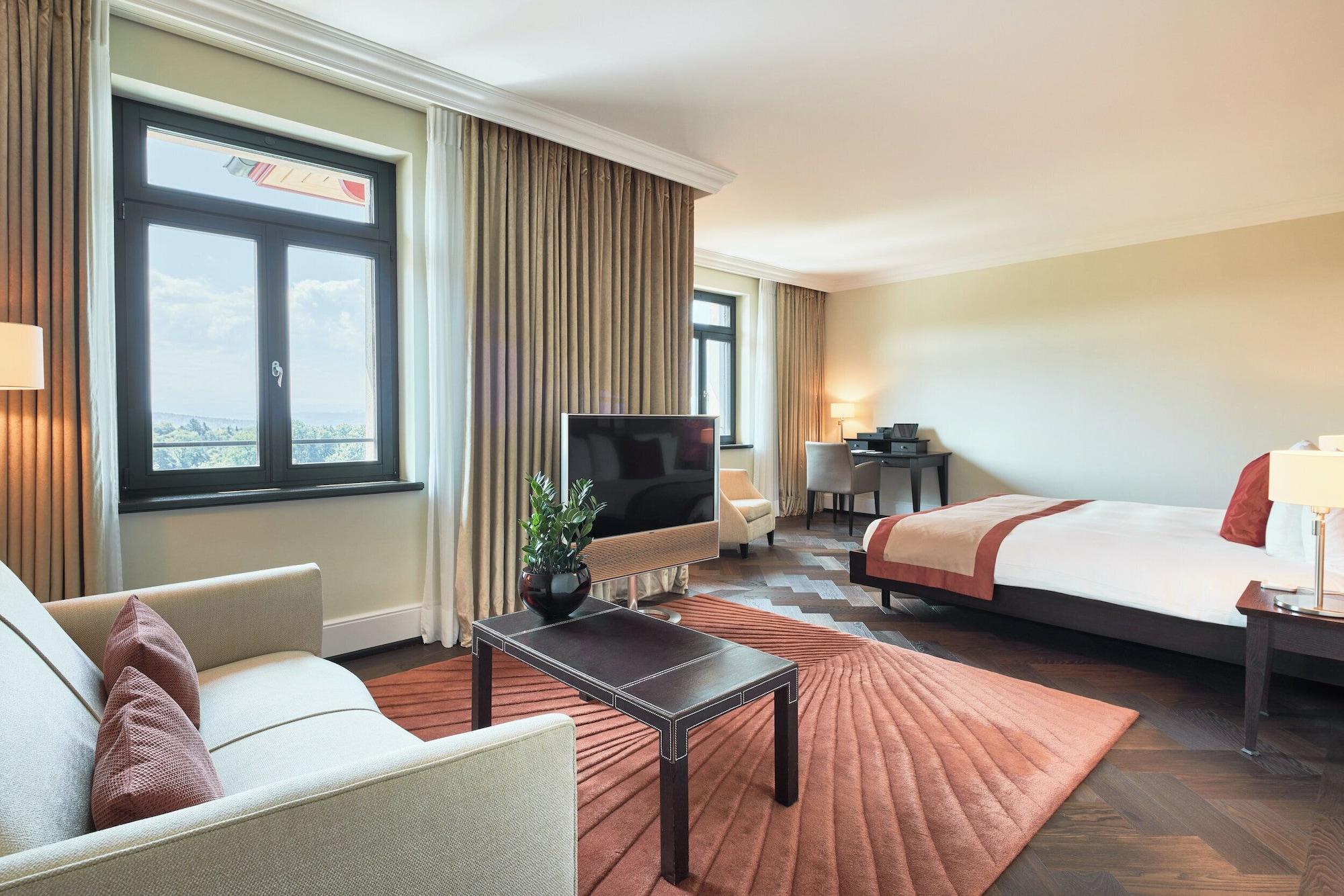 Junior Suite, Superior, Courtyard View, Partial Balcony, Jetted Tub، The Dolder Grand 2/7