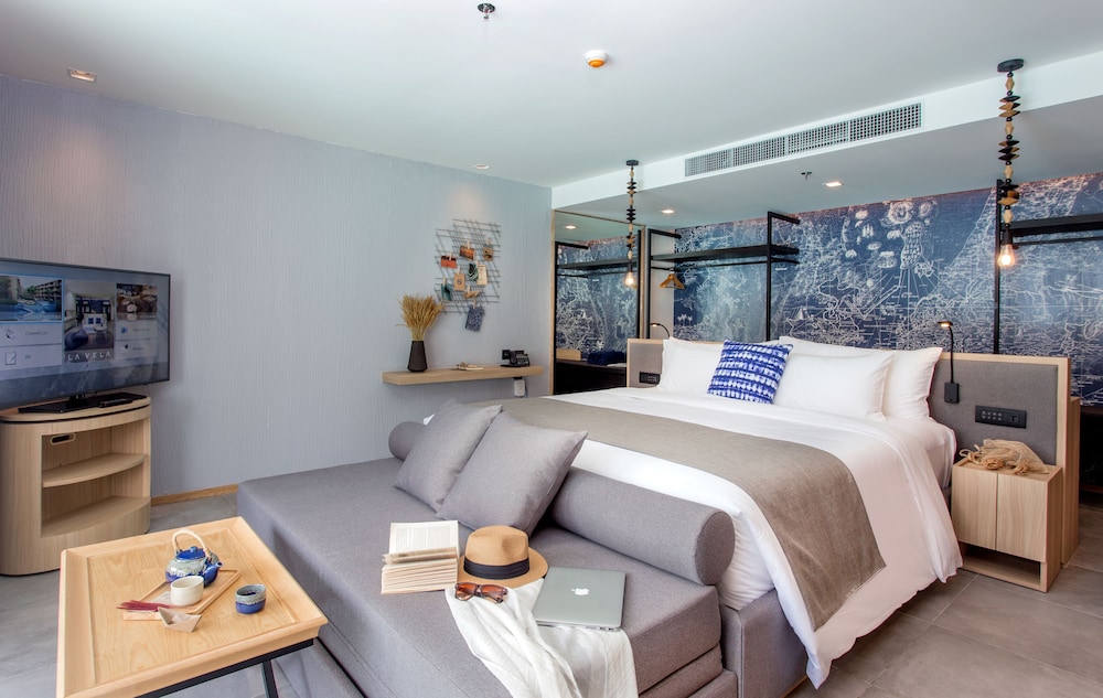 Grand, King Bed, Pool Access