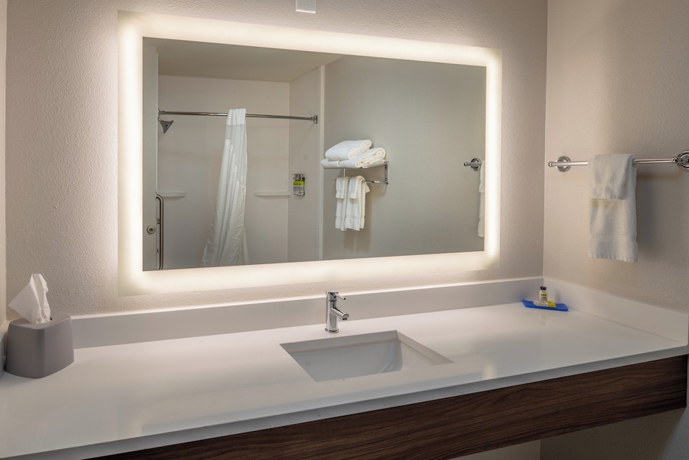 غرفة قياسية بسريرين كوين لذوي الإعاقة، Holiday Inn Express Suites N Waco Area West 4/8