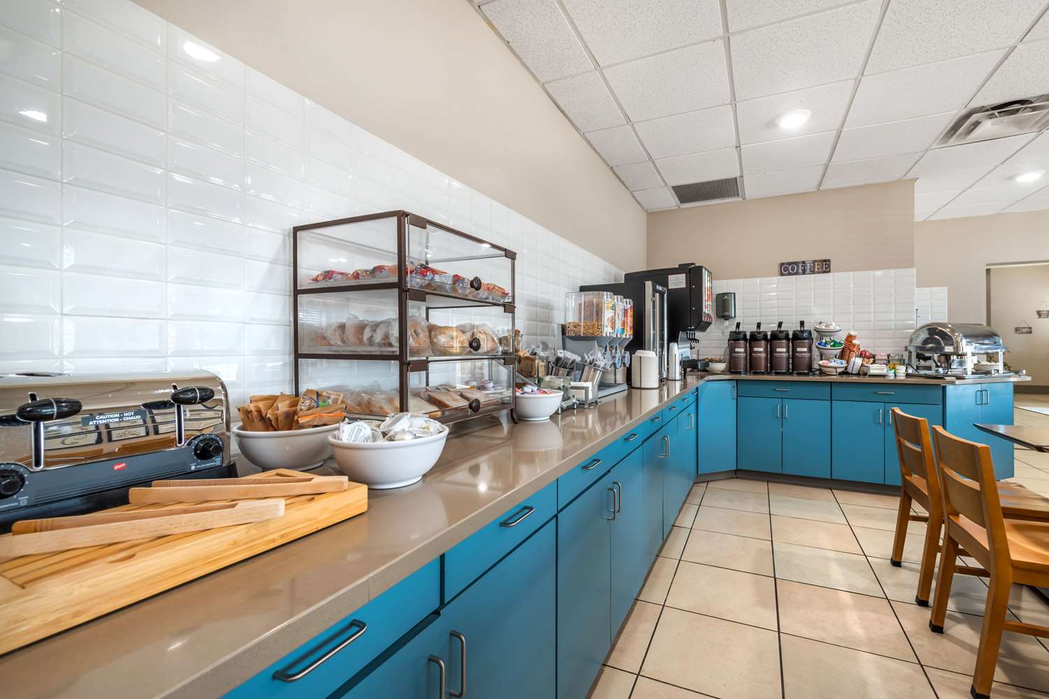 Country Inn & Suites by Radisson, Watertown, SD 16/21