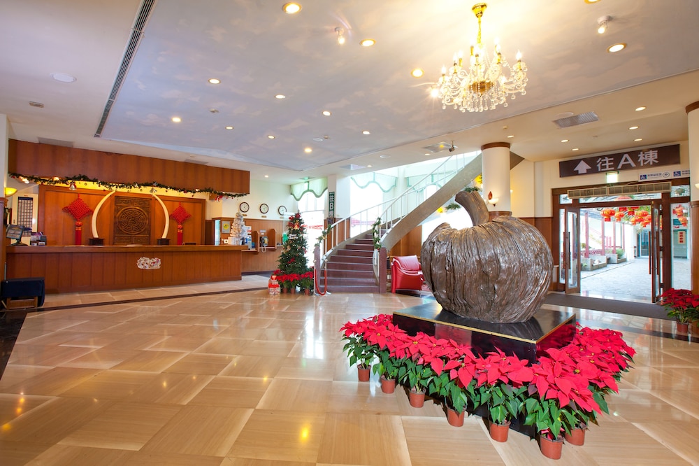 Lakeside Resort Hotel 5/50