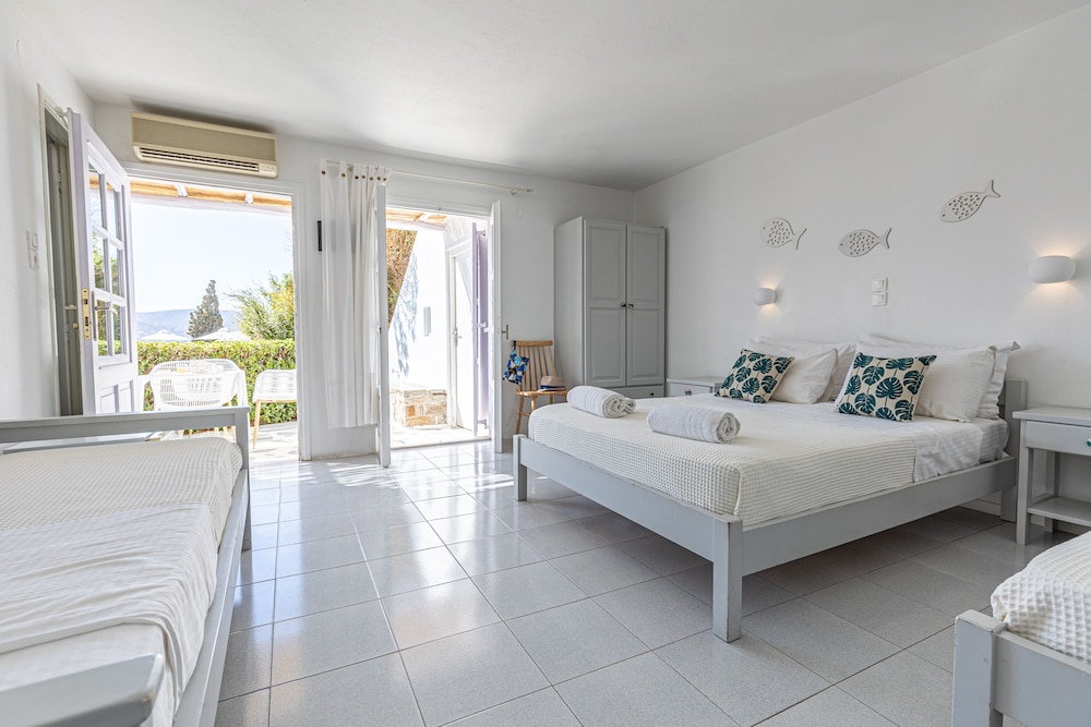 Standard, Quadruple, 1 Double and 1 Single Bed, Sea View, Sofa