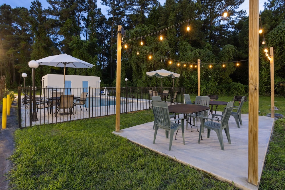 Days Inn by Wyndham Hardeeville Near Hilton Head 40/50