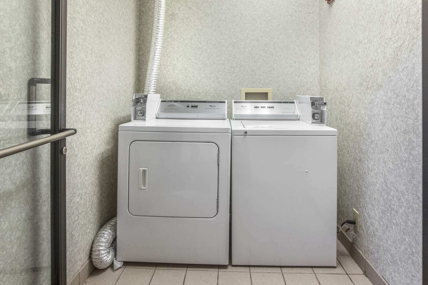 Econo Lodge Inn & Suites Marietta near Dobbins ARB 27/45