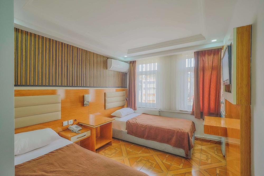 ROOM, DOUBLE OR TWIN BED