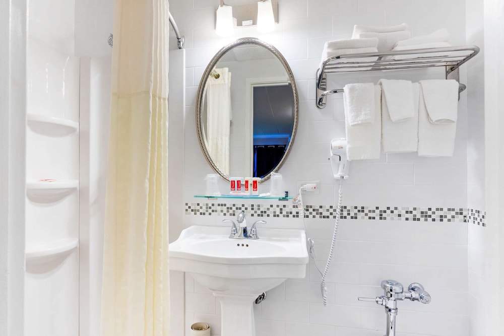 Econo Lodge Hicksville - Long Island 18/25