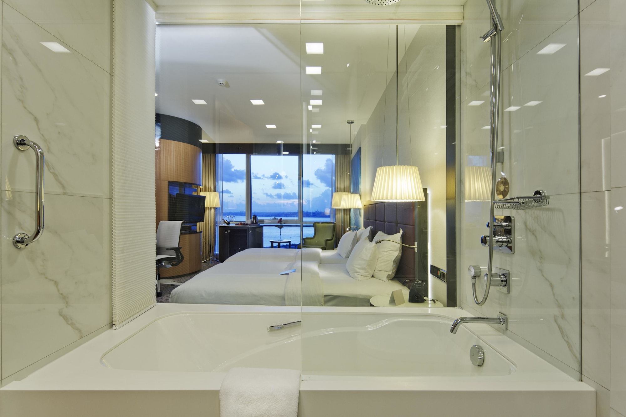 غرفة ديلوكس بسريرين منفصلين بإطلالة على البحر بحوض استحمام، Doubletree By Hilton Hotel Istanbul - Moda 10/10