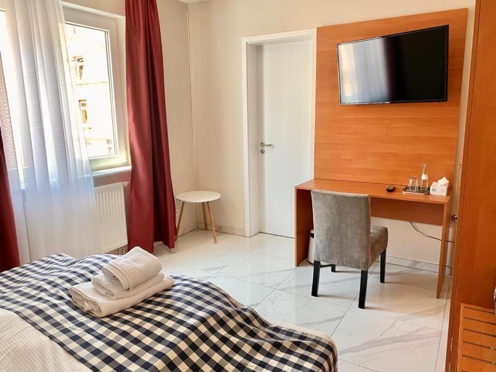 Hotel Emiliana am Bahnhof 7/17