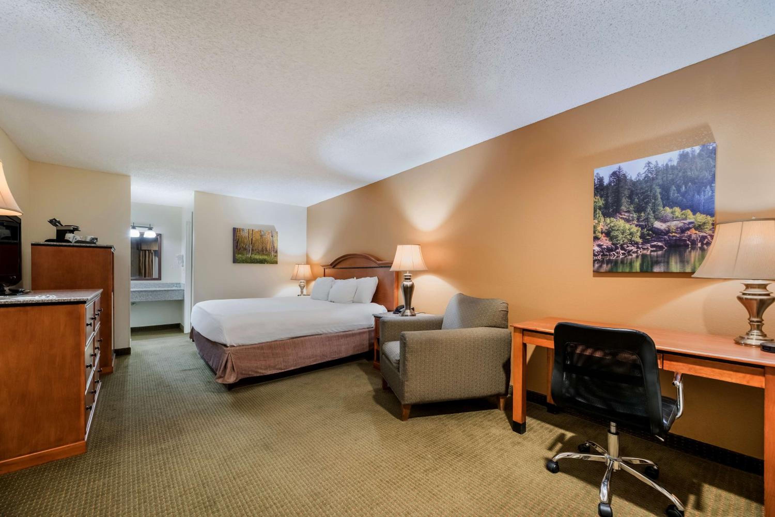 Downstairs, King Bed, Sofa, Accessible، Best Western Sunrise Inn 3/4