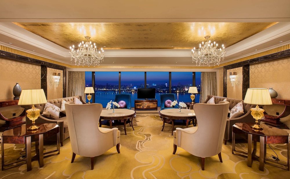 HILTON WUHAN RIVERSIDE 57/79
