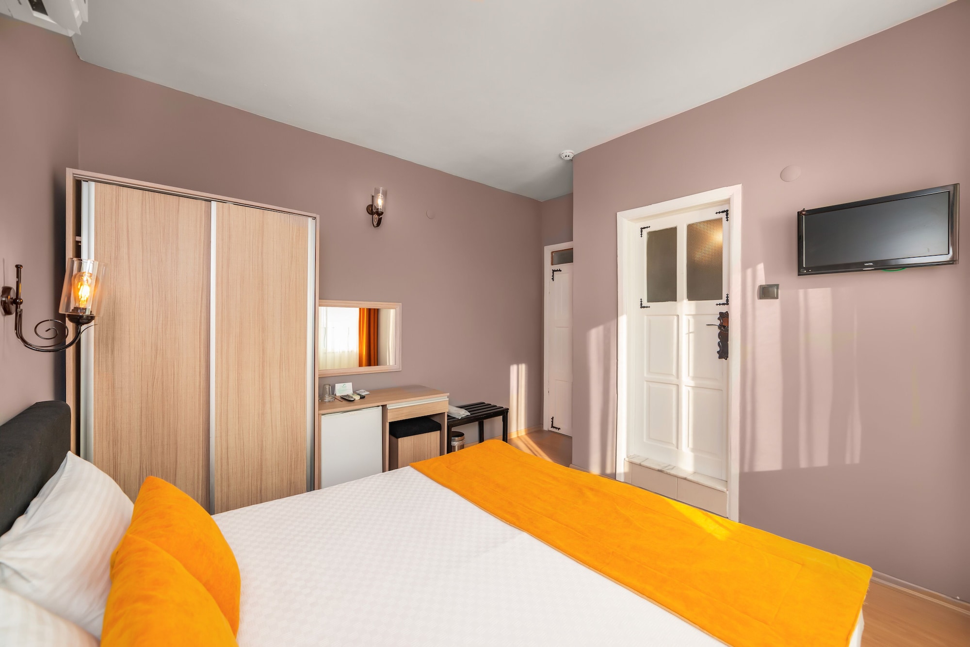 STANDARD, TWIN BEDS, CITY VIEW