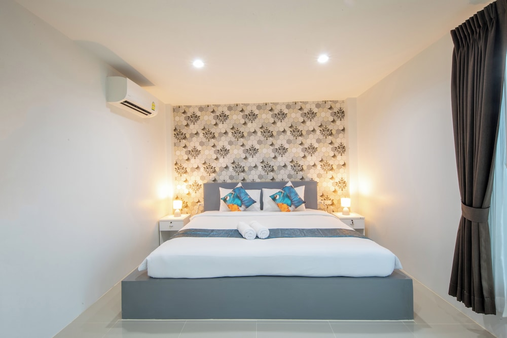 DELUXE, DOUBLE OR TWIN BED