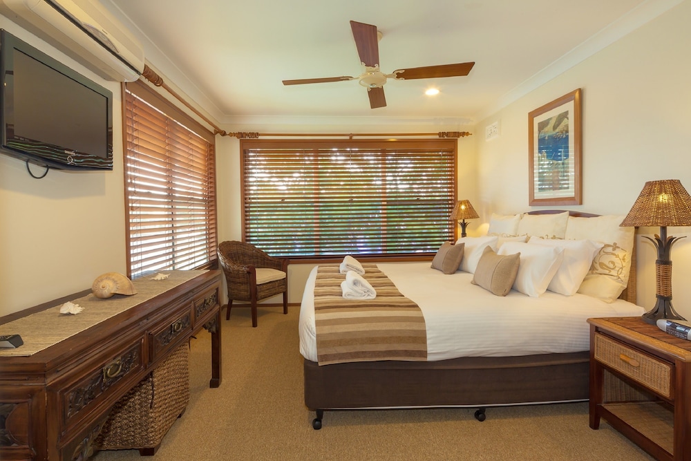 NOOSA ENTRANCE WATERFRONT RESORT 27/80