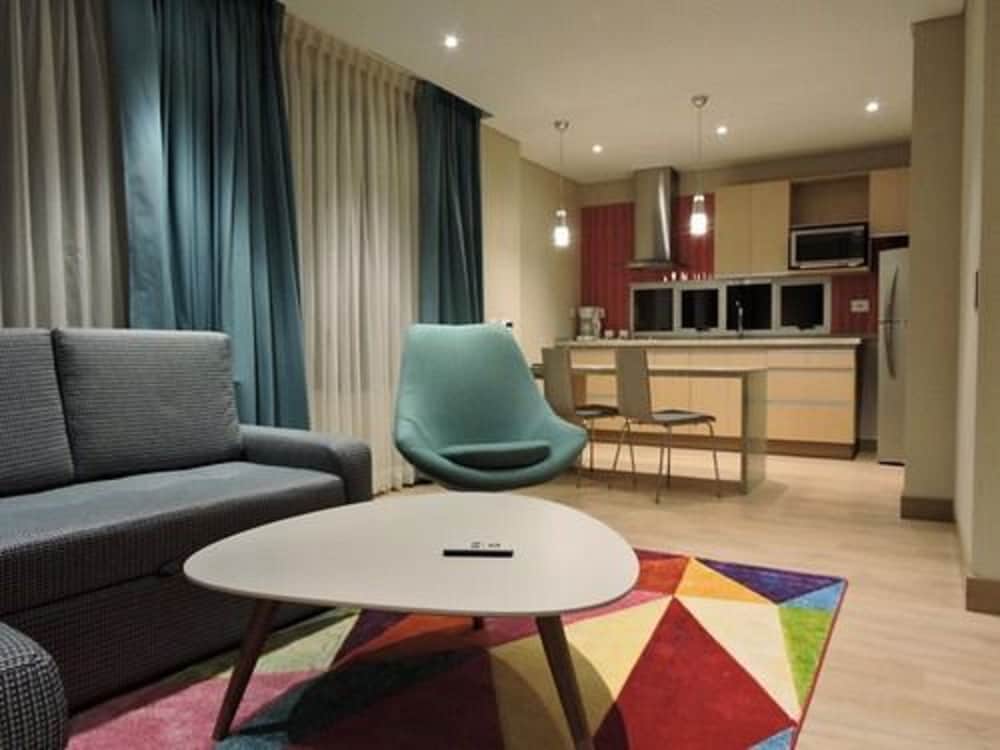Hotel Plaza Suites 36/65