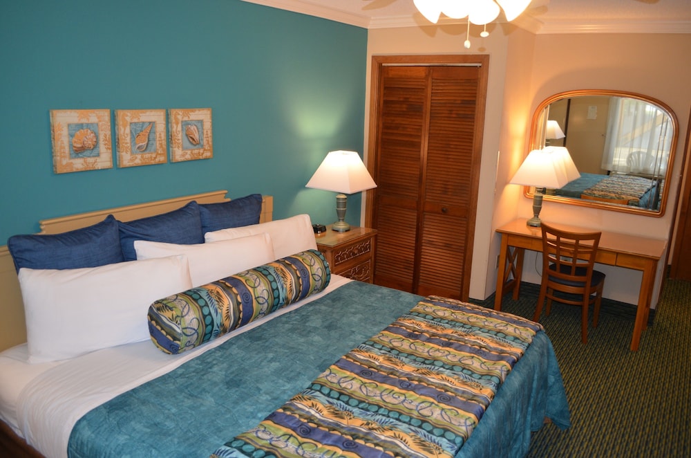 Garden, King Bed, Pool View