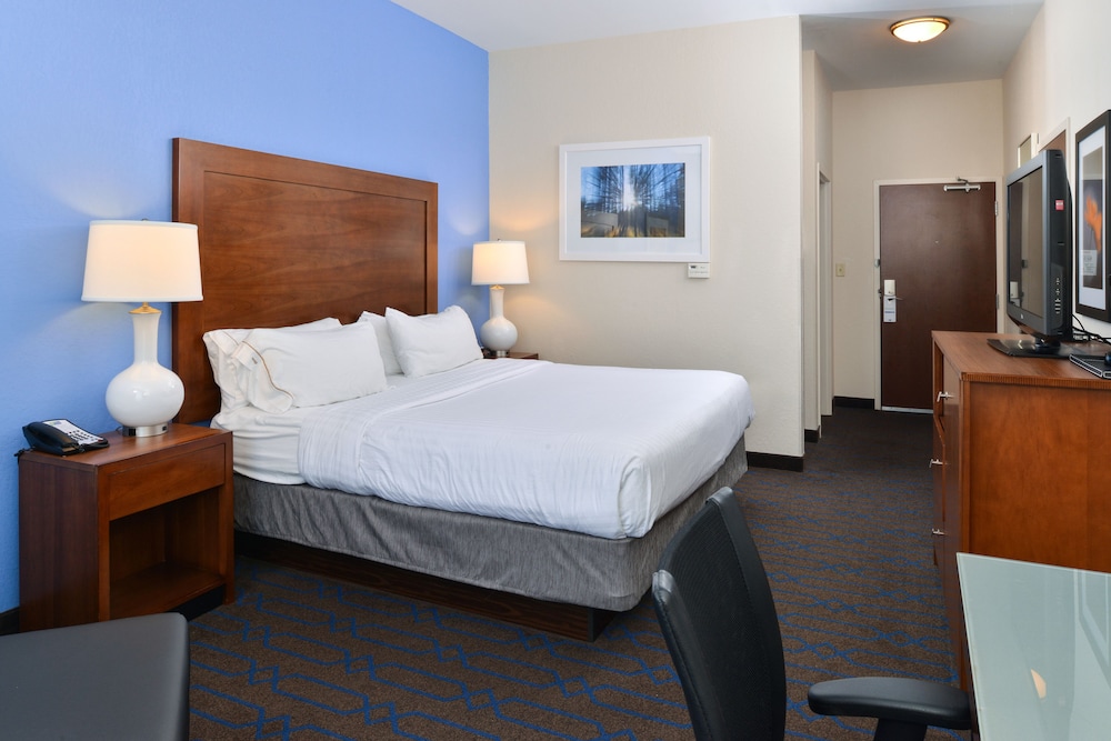 Holiday Inn Express Hotel and Suites Terre Haute 22/73