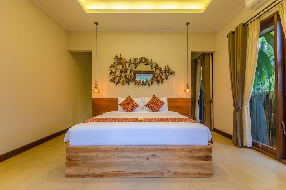 ROOM, QUEEN BED, POOL VIEW