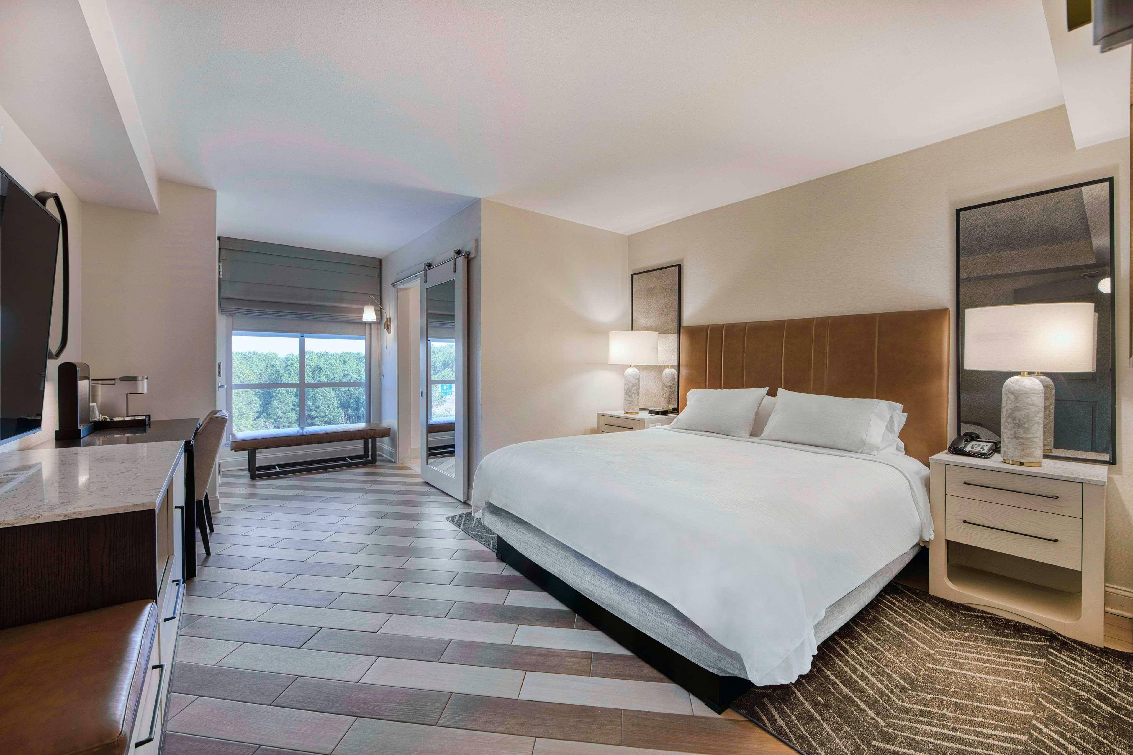 1 BEDROOM, STUDIO, KING BED
