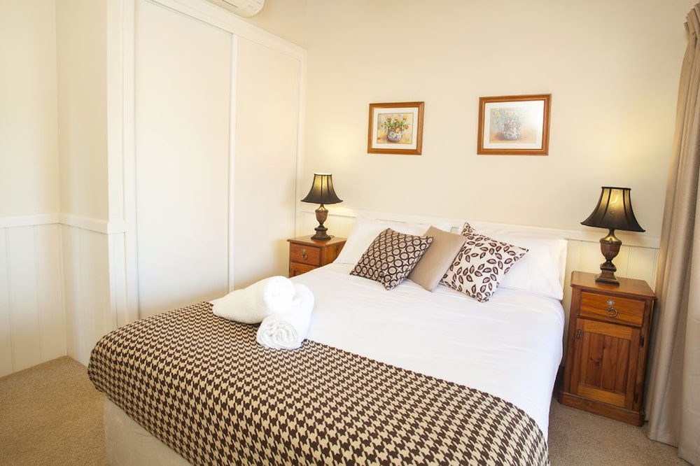 Beechworth Cottages 8/22