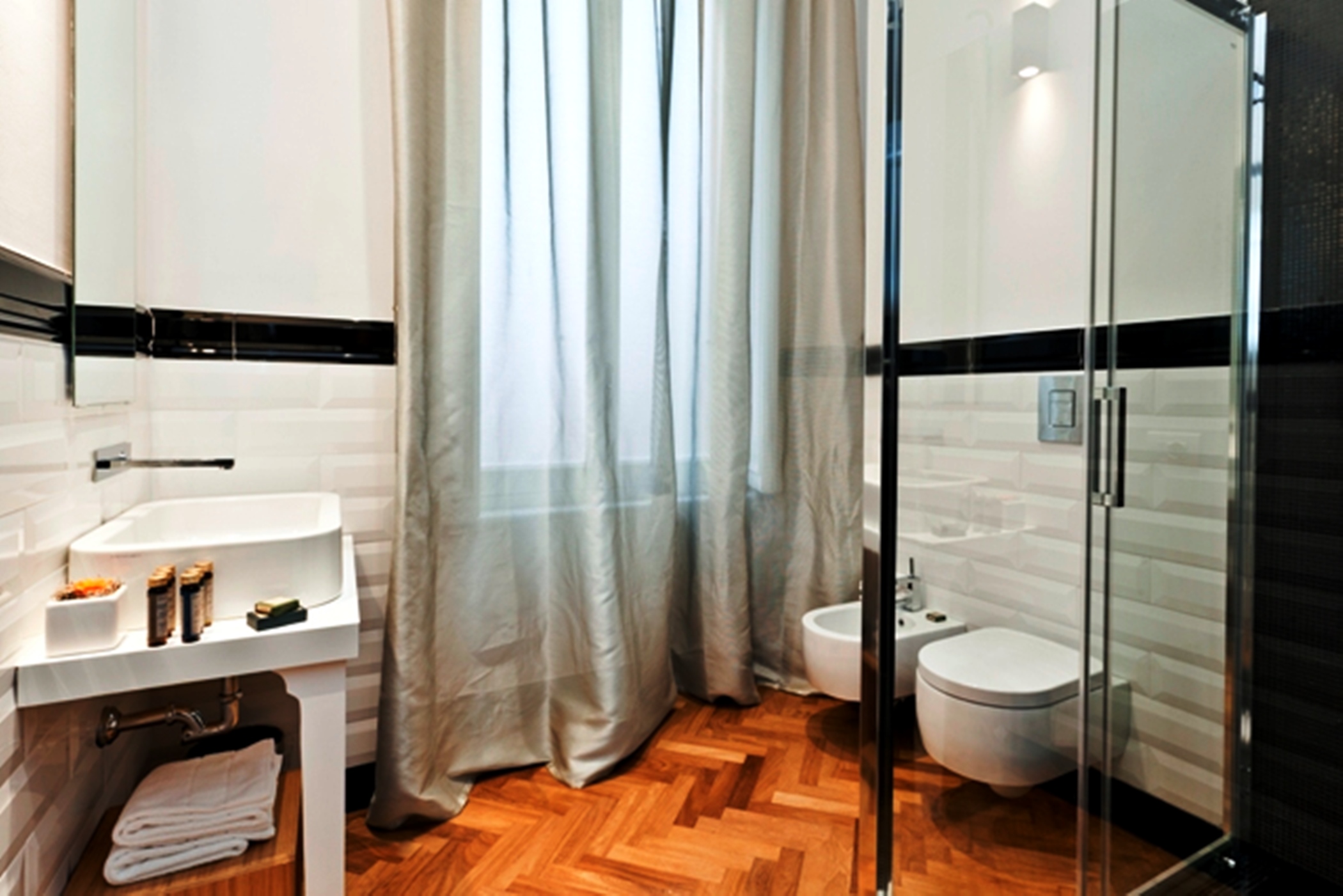 VANITY HOTEL 49/52