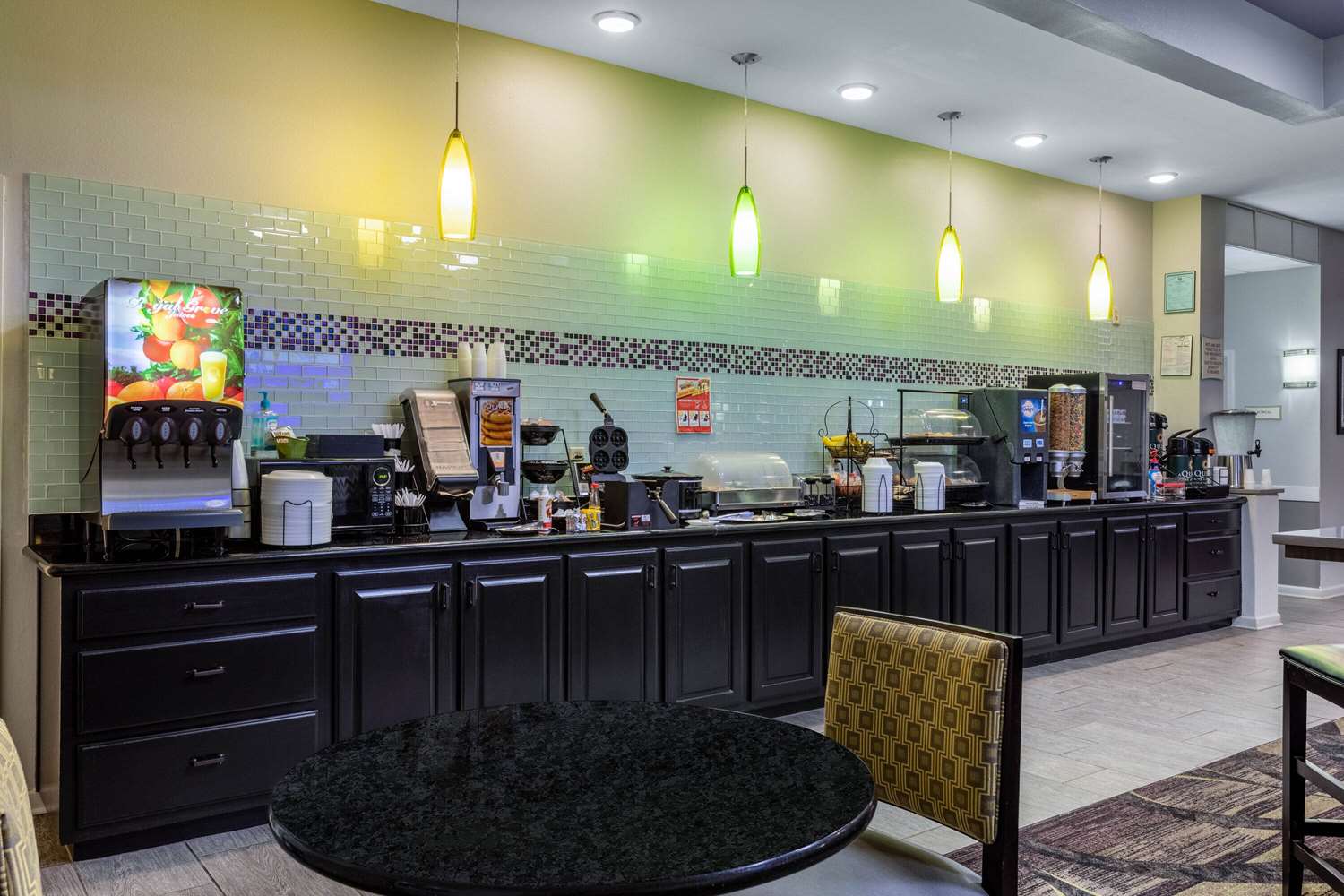 La Quinta Inn & Suites by Wyndham Huntsville Airport Madison 34/47