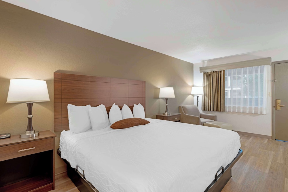 غرفة قياسية بسرير كينج، Best Western Green Bay Inn Conference Center 2/7